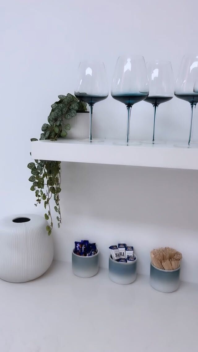 Sometimes it’s the little things 🤍

If you’re rushing between appointments, forgot breakfast or just need a quick pick-me-up — we’ve always got a few treats waiting for our clients ✨

Tea, coffee, filtered water, coconut water, cold drinks & snacks available in clinic 🤍

#bodysculptperth #snacksonsnacks #perthsalons #perthwellness #perthbeauty