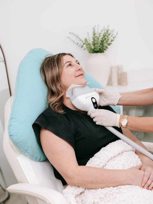 The little area that can make a big difference. ✨
A double chin isn’t always caused by weight gain. 

Genetics, ageing and the way your body stores fat can all play a role.

Fat freezing offers a non-surgical way to target stubborn fat beneath the chin, helping to create a more defined jawline over time.

If you’ve been wondering whether chin fat freezing is right for you, I’d love to answer your questions. 🤍

#BodySculptPerth #FatFreezingPerth #ChinFatFreezing #JawlineContour #NonSurgicalBodyContouring